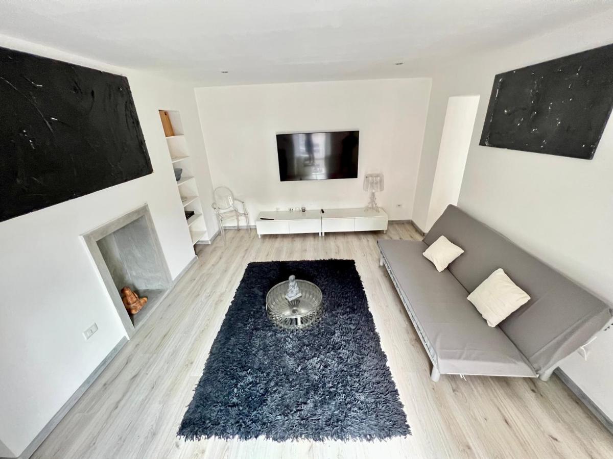 Abstract House Design Home In Center Of Turin Bagian luar foto